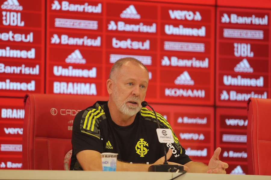 O técnico balança, mas por enquanto não cai