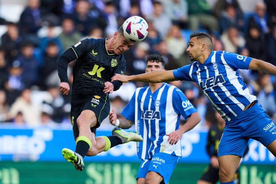 Aleksandr Sedlar en un lance ante el Almería