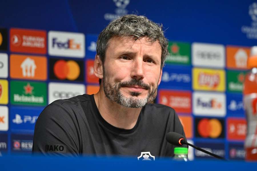 Mark van Bommel tijdens de persconferentie voor AEK-Royal Antwerp