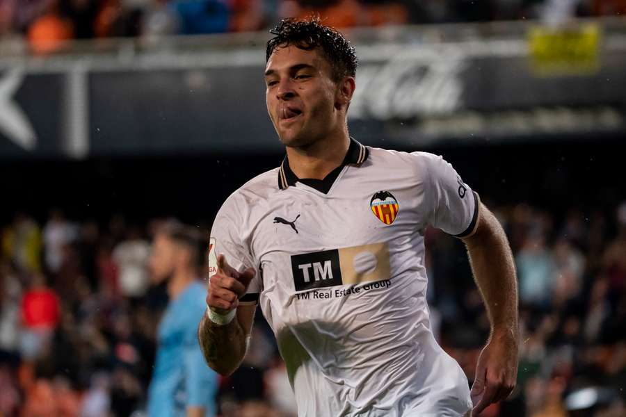 Hugo Duro celebra un gol con el Valencia