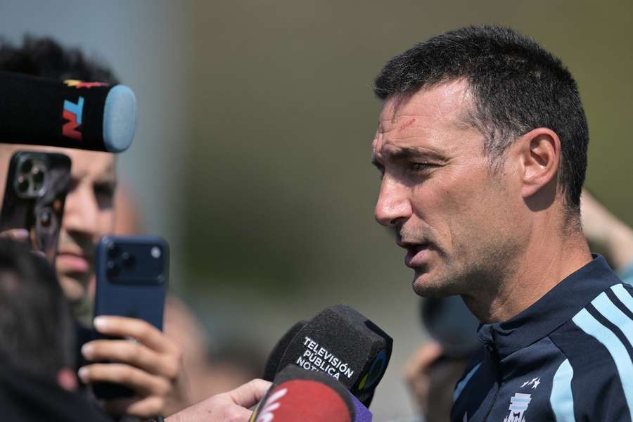 Lionel Scaloni speaks to the press