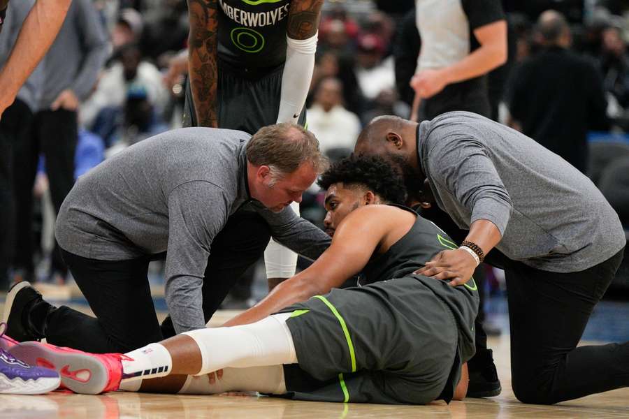 Karl-Anthony Towns, à terre, pendant le match opposant les Timberwolves aux Wizards.