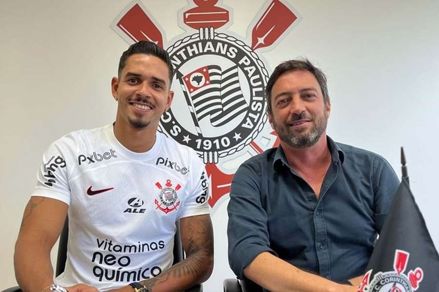 Lucas Veríssimo ao lado do presidente do Corinthians, Duílio Monteiro Alves