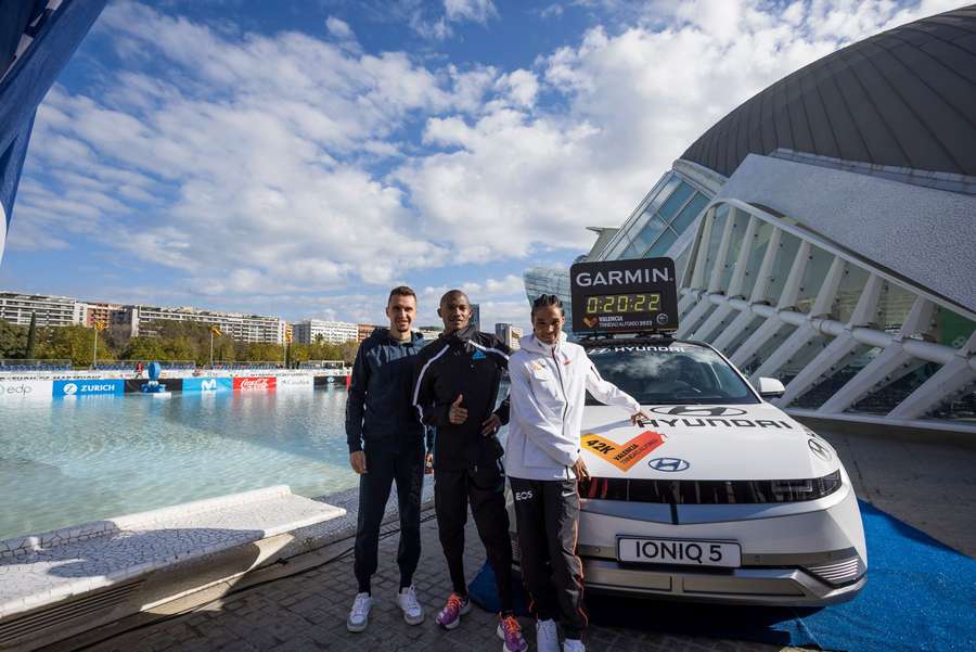 Gidey, Mutiso y Wanders con el coche cronómetro del Maratón Valencia.