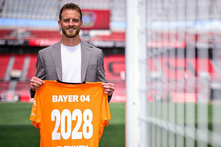 Mark Flekken com a camisola do Leverkusen