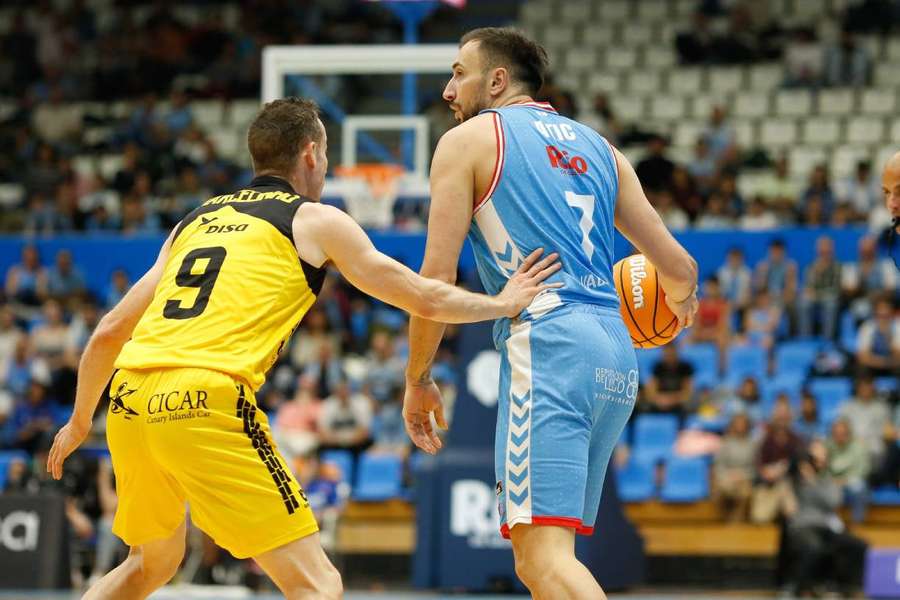 Atic y Marcelinho Huertas en el Río Breogán-Tenerife