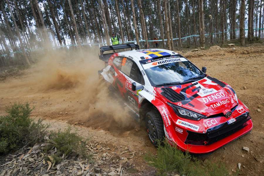 Oliver Solberg během úvodní etapy Portugalské rallye.