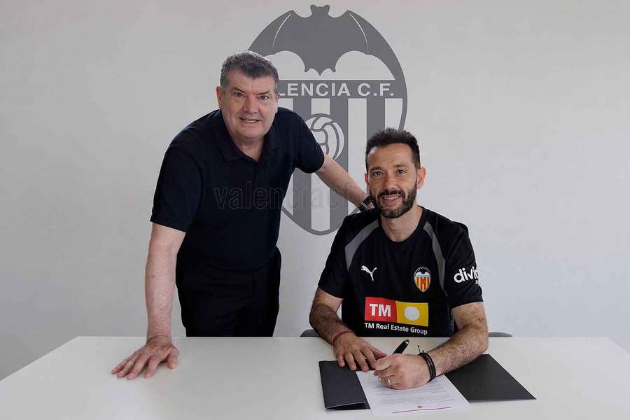 Carlos Corberán, en la firma de su nuevo contrato