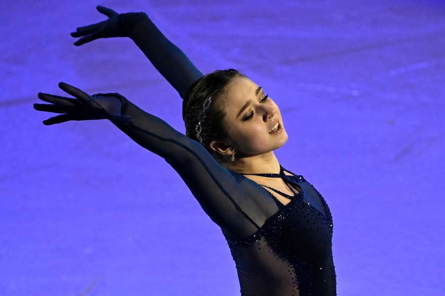 Em Pequim, em fevereiro de 2022, Valieva, então com 15 anos, tornou-se a primeira patinadora a efetuar um salto quádruplo em competição olímpica