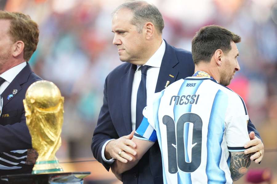 Messi e a frustração com a perda do título da Copa do Mundo deste ano Messi e a frustração com a perda do título da Copa do Mundo deste ano