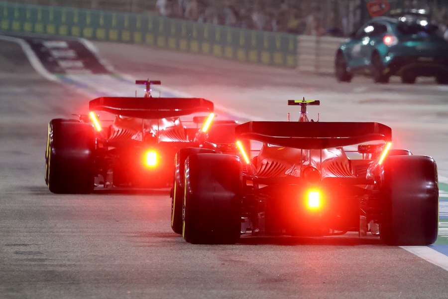 Leclerc en Sainz in hun Ferrari's tijdens de kwalificatie voor de GP van Bahrein op 4 maart 2023