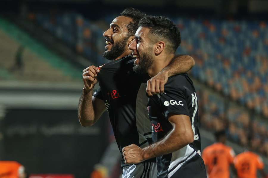 Jogadores do Al Ahly festejam com os adeptos