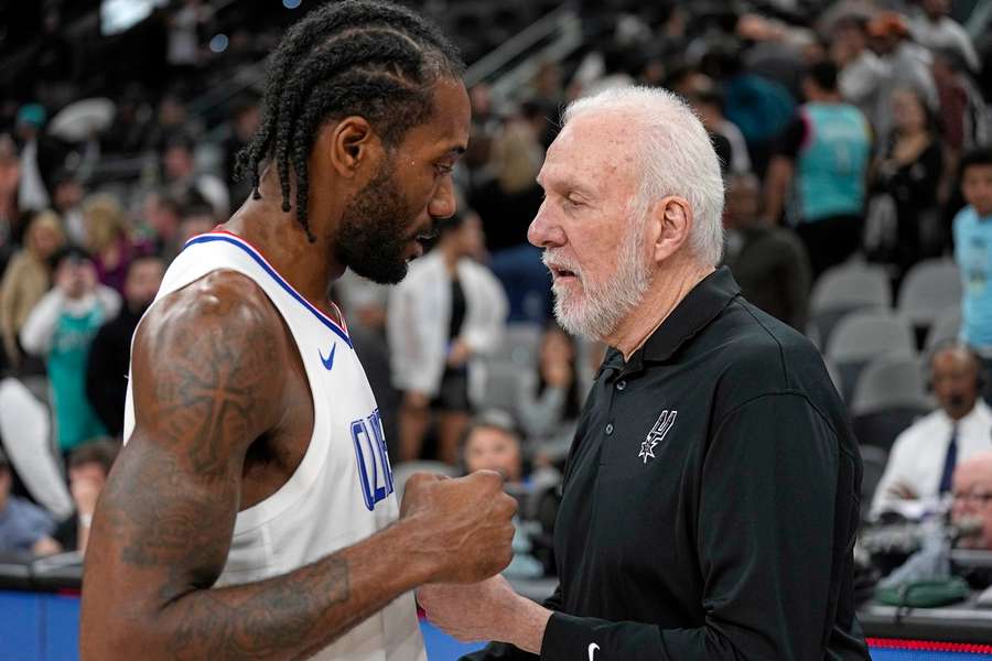 Gregg Popovich, treinador dos San Antonio Spurs, fala com Kawhi Leonard, avançado dos Los Angeles Clippers, após o jogo