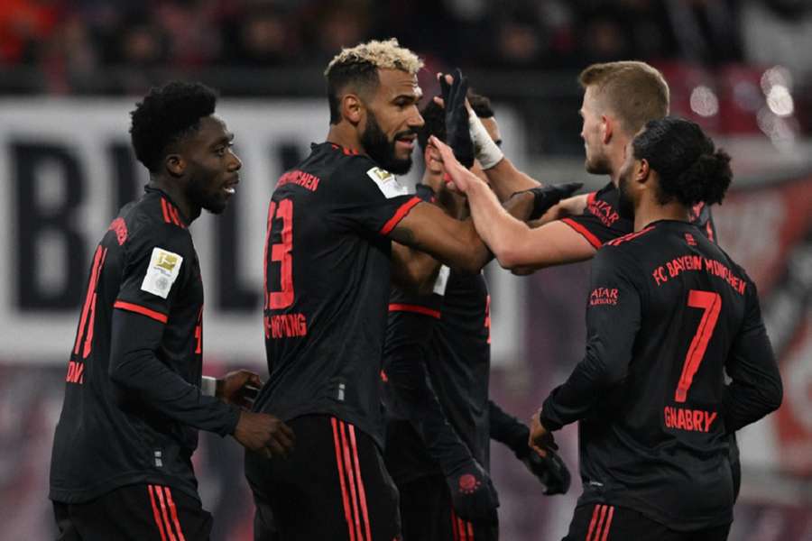 Eric Maxim Choupo-Moting (C) viert de 1-0 met zijn ploegmaats