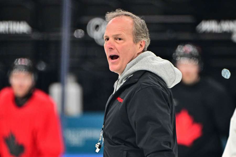 Trenér Cooper na tréninku kanadské hokejové reprezentace.