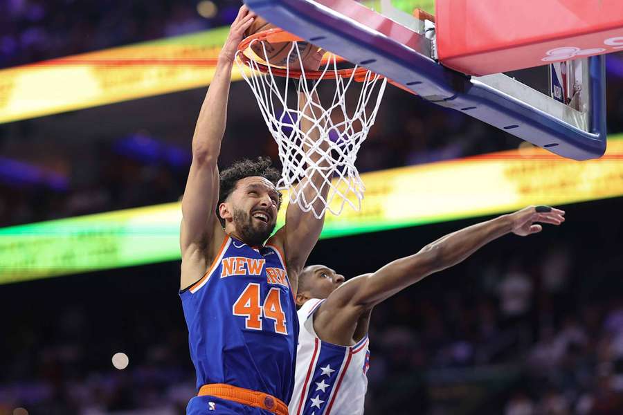 Landry Shamet réussit son dunk face à Tyrese Maxey.