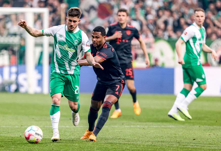 Bremen's Austrian midfielder Romano Schmid (l) and Bayern Munich's German midfielder Serge Gnabry vie for the ball