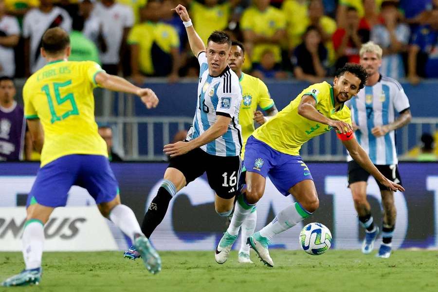 Marquinhos saiu lesionado ao serviço do Brasil