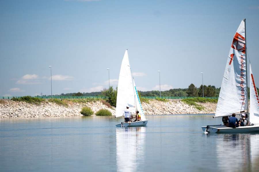 Atletas de vela em ação