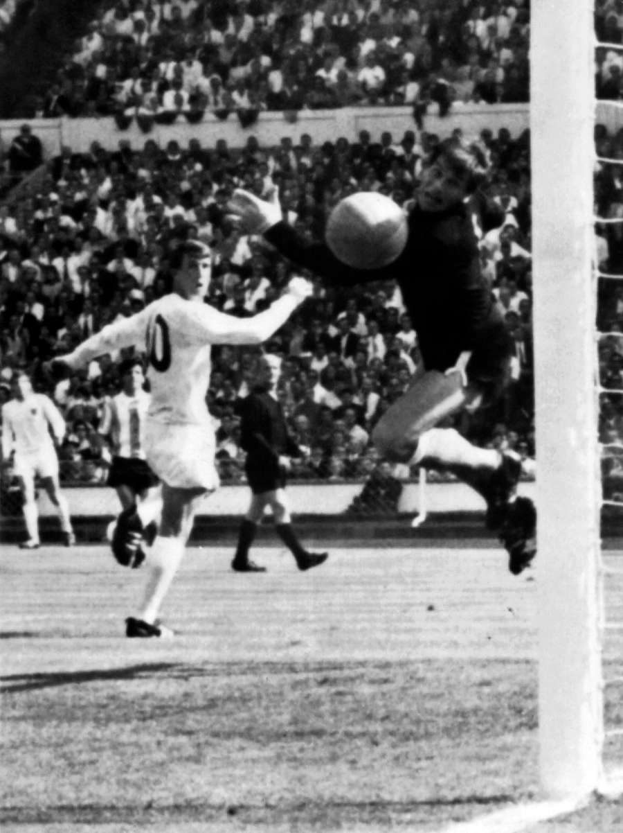 Geoff Hurst trifft zum Sieg gegen die Albiceleste Geoff Hurst trifft zum Sieg gegen die Albiceleste