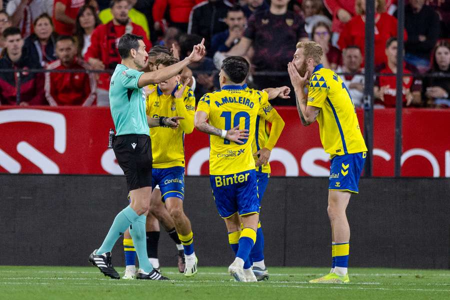Los jugadores de Las Palmas protestan una decisión arbitral en el Pizjuán