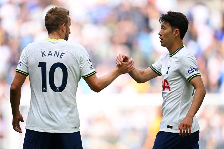 Kane (I) y Son (D) chocan la mano durante un partido del Tottenham en 2022.
