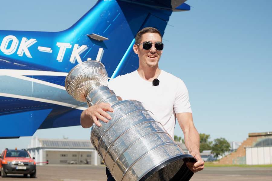 Nosek objímá Stanley Cup po příletu do Česka.