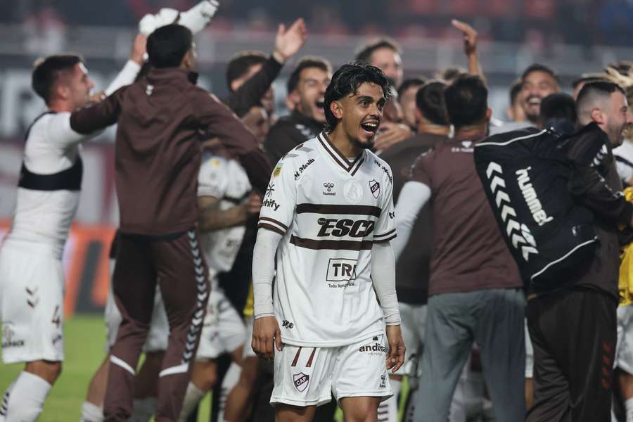 Jugadores de Platense celebran.