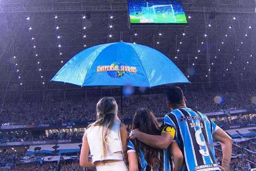 Suárez acompanhou, ao lado da família, homenagens no relvado da Arena Grémio