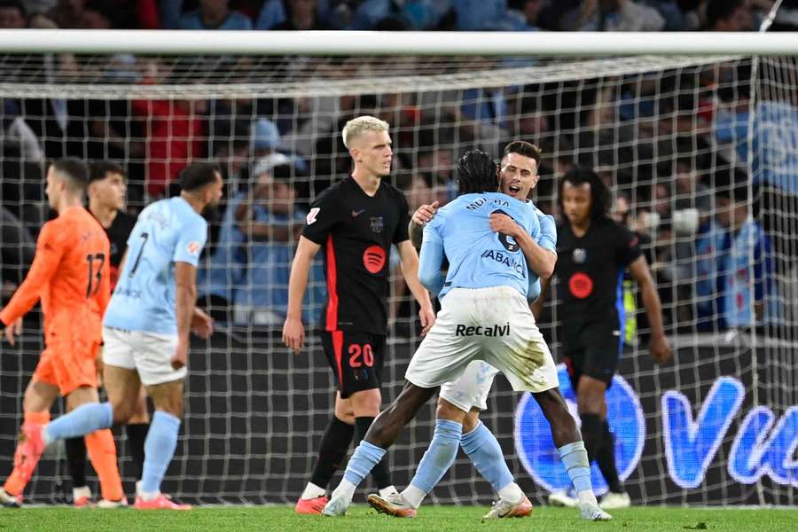 Celta Vigo oslavujúca gól v pozadí smútok hráčov Barcelony.