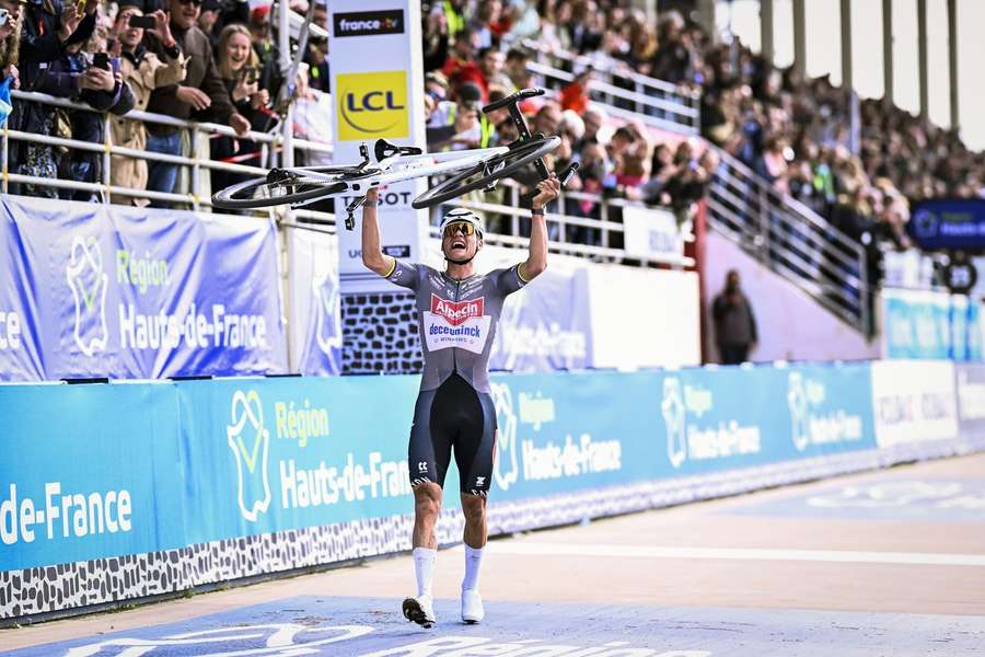Van der Poel celebra su triunfo.