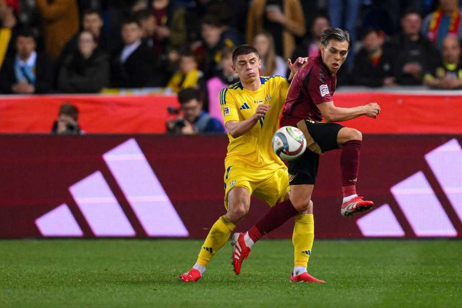 Mykolenko, jugador del Everton, y Trossard