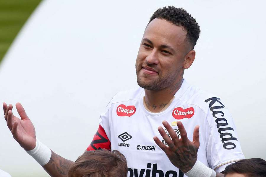 Neymar é bastante caçado em campo no campeonato