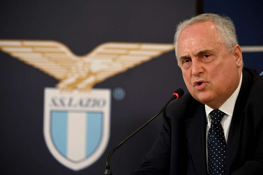 Claudio Lotito durante una conferenza stampa