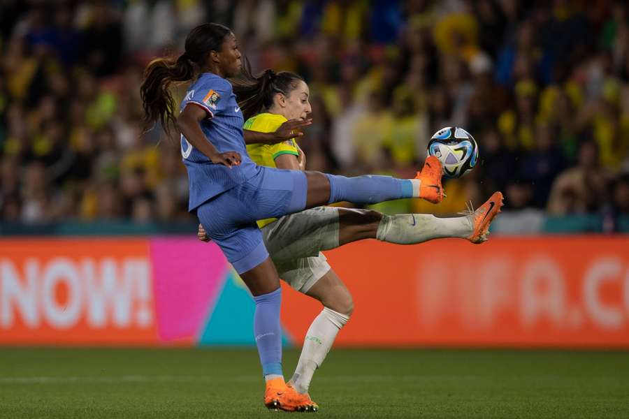 Seleção brasileira em partida contra a França, na Copa do Mundo Feminina