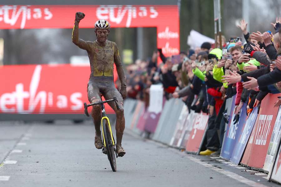 Wout Van Aert foi o melhor na lama