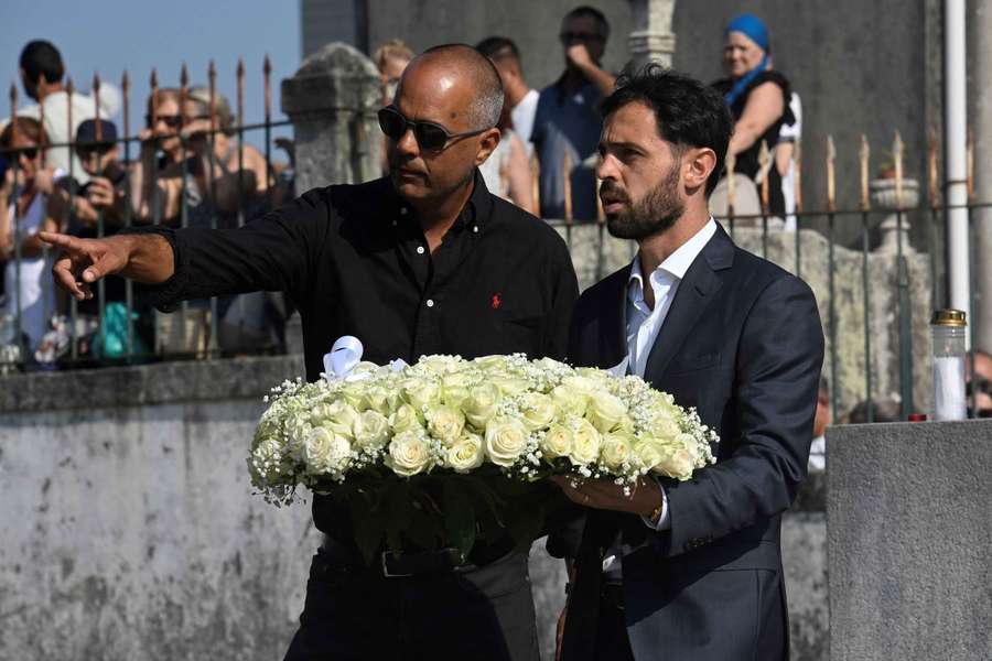 Despedida emotiva a Diogo Jota: Roberto Martínez fala em família, Bernardo  elogia percurso | Flashscore.pt