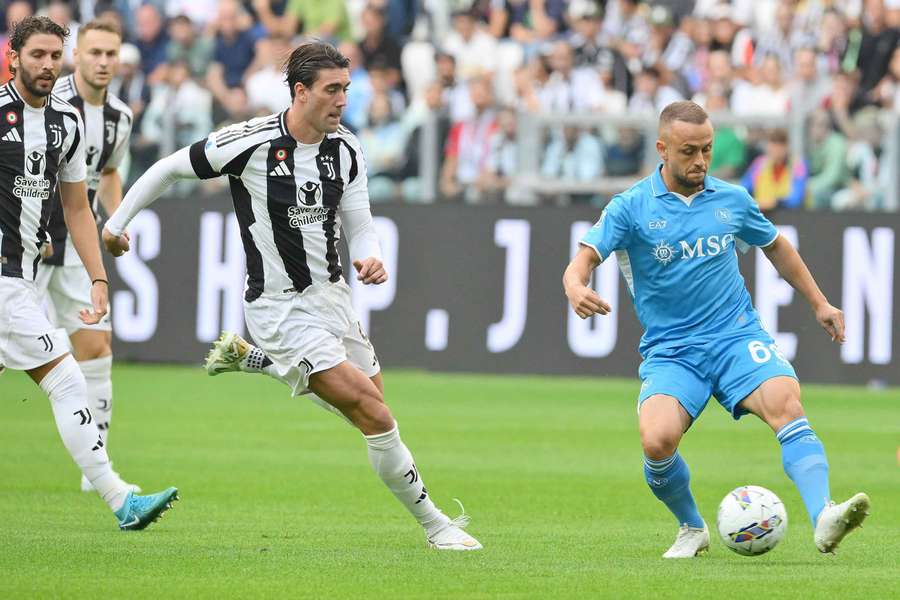 Lobotka y Vlahovic en el Juve-Nápoles