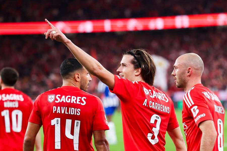 Carreras celebra un gol.