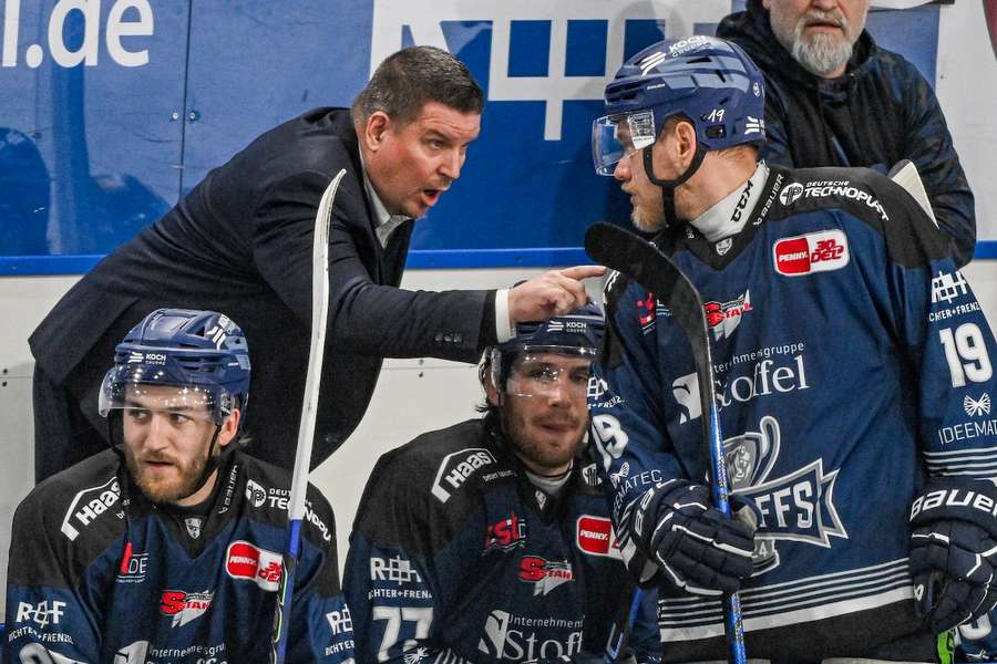 Tom Pokel (l.) ist nicht länger Headcoach der Straubing Tigers.