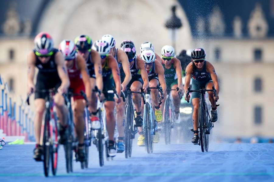 A triatleta Maria Tomé durante a sua prova de triatlo a contar para os Jogos Olímpicos de Paris