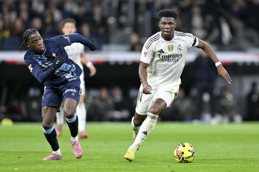 Tchouaméni ante Ilaix Moriba, en el Real Madrid-Celta de la ida