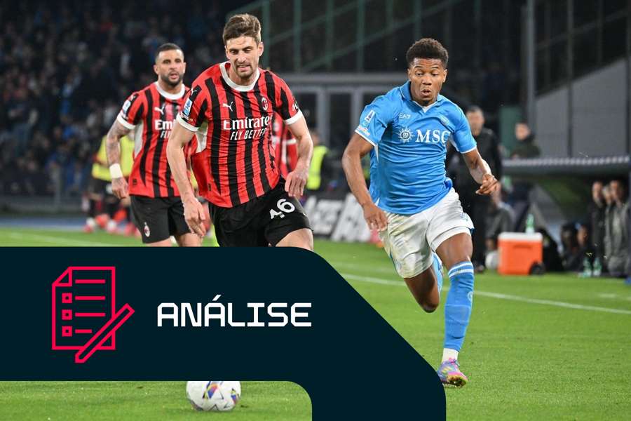 David Neres disputa a bola durante o jogo entre Napoli e Milan
