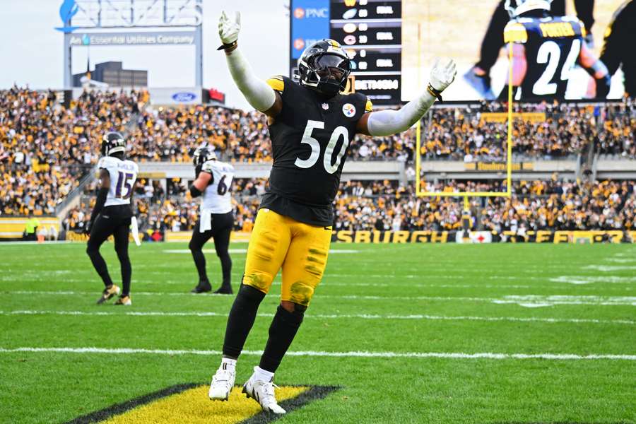 Elandon Roberts of the Pittsburgh Steelers celebrates after stopping a two point conversion 