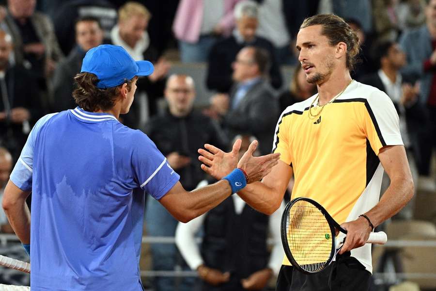 Alex De Minaur en Alexander Zverev schudden elkaar de hand