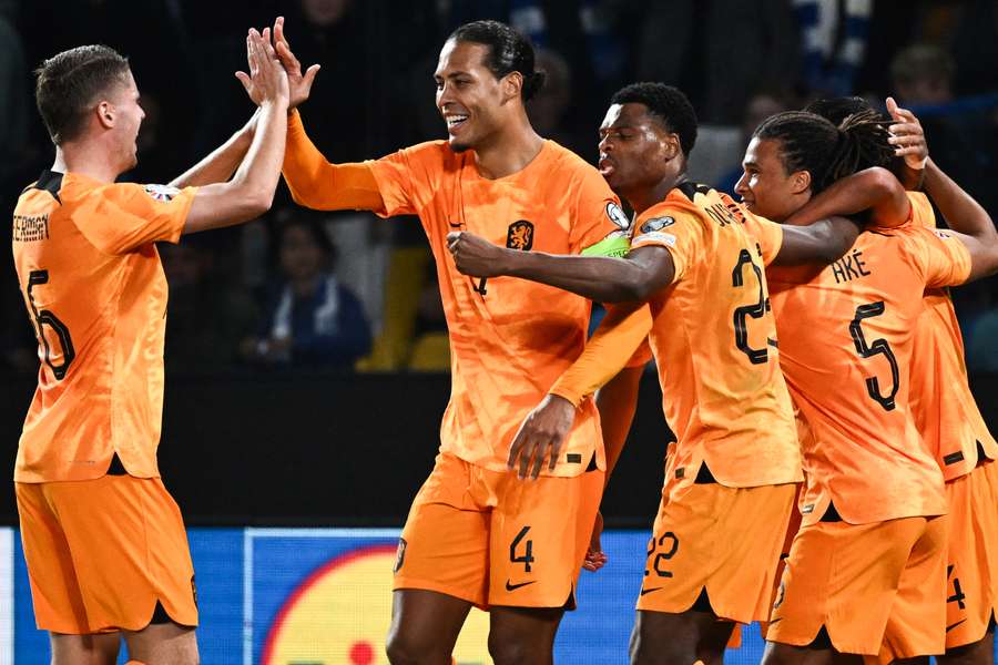 Virgil van Dijk celebrates with the Netherlands team after winning the Euro 2024 qualifying group B football match against Greece