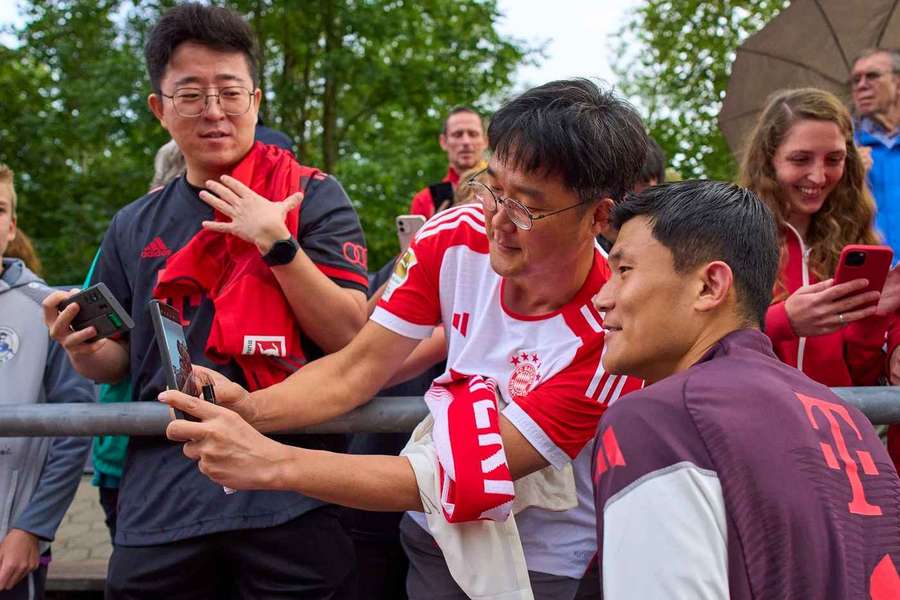 Min-Jae Kim (r.) mit südkoreanischen Fans in in München