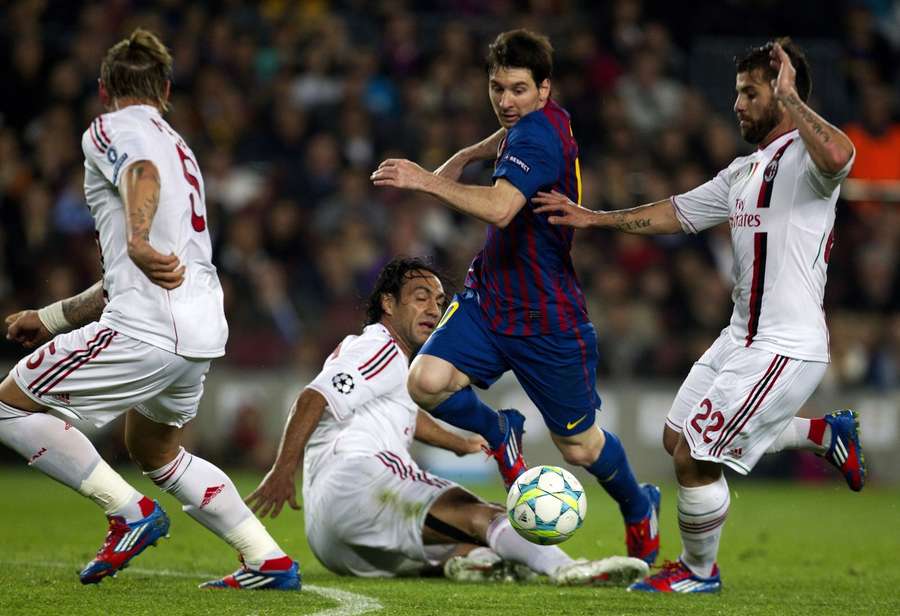 Nocerino na luta com Leo Messi