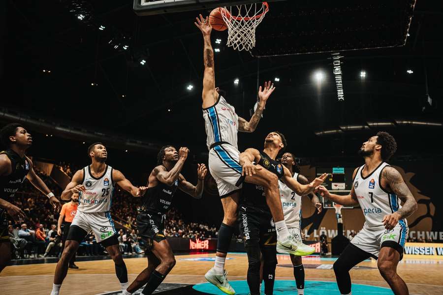 Die Löwen Braunschweig haben einen wichtigen Sieg in der BBL errungen. Die Löwen Braunschweig haben einen wichtigen Sieg in der BBL errungen.