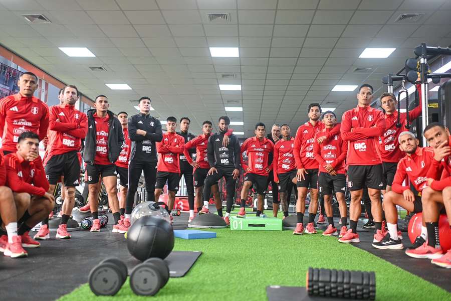 Los jugadores de Perú se ejercitan en el gimnasio.